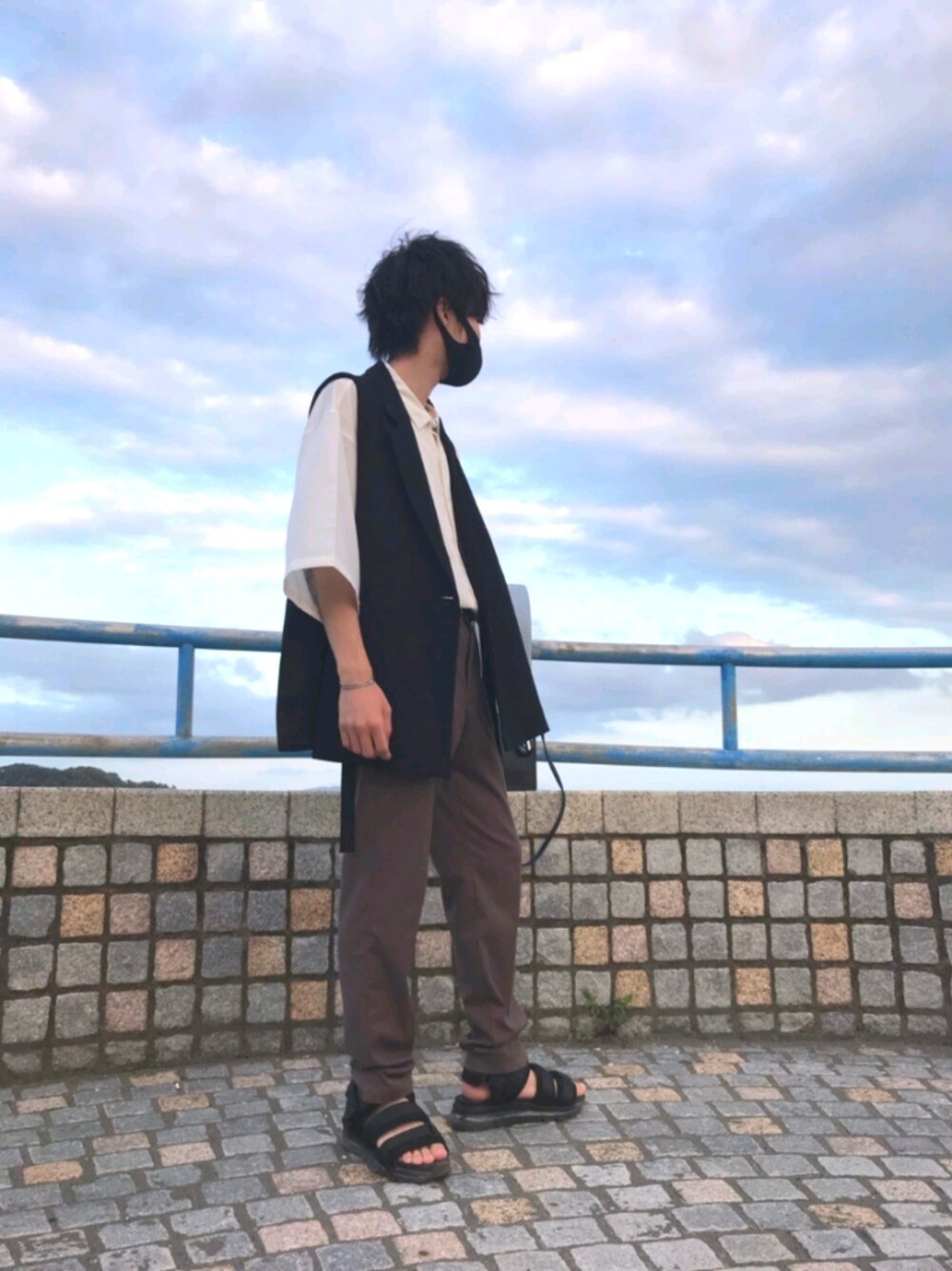 「ベスト×シャツ、ザラ、きれいめコーディネート、江の島、夏コーデ」｜「ZARAのアイテム（ベスト、ブラック系）」を使った、R【 相互 】さん（メンズ・165cm）の秋コーディネートの1枚目の写真