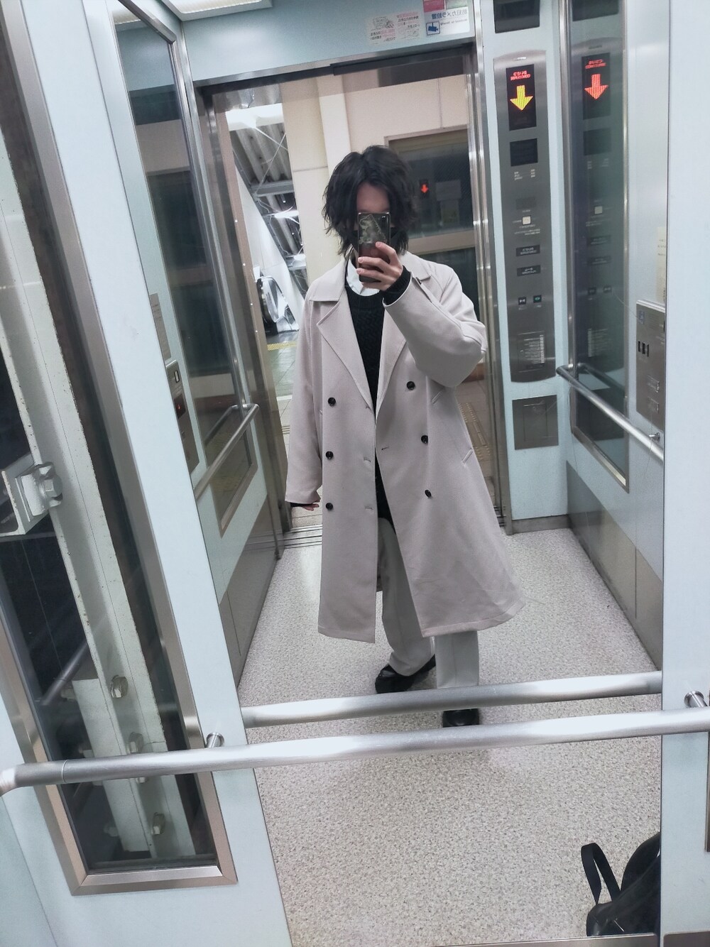 「おしゃれさんと繋がりたい、お洒落さんとつながりたい、トレンチコート、ニット、レイヤードスタイル、白パンツ、フレアパンツ、古着、出勤コーデ、いいね、save、フォローお願いします🤑、いいね返し」｜「JUNREDの【Trend Design】ドルマントレンチオーバーコート（トレンチコート、ホワイト系）」を使った、R【 相互 】さん（メンズ・165cm）の冬コーディネートの1枚目の写真