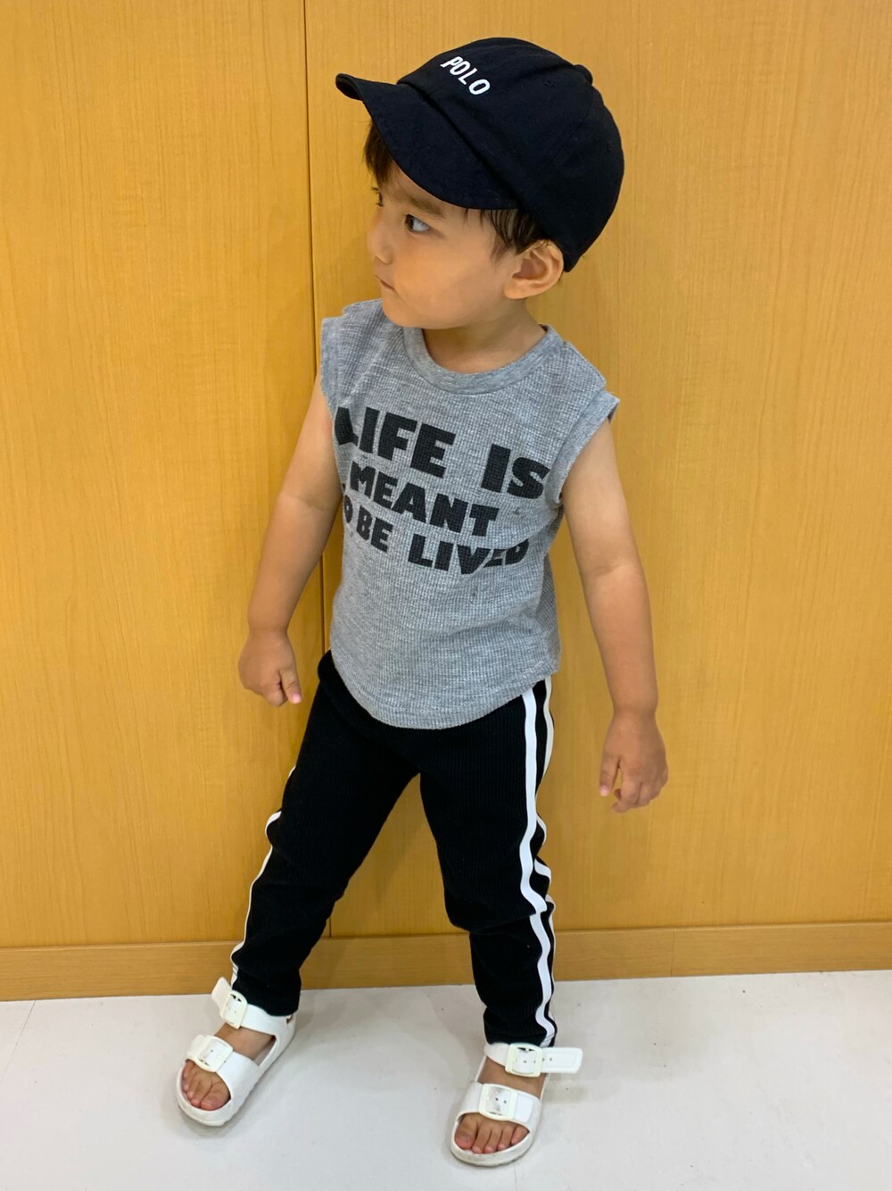「ノースリーブ、タンクトップ、キャップ、ラインパンツ、ワッフルパンツ、サンダル、白サンダル、夏コーデ、男の子、キッズコーデ、プチプラ、プチプラコーデ」｜「しまむらのアイテム（キャップ、ブラック系）」を使った、tsukasaさん（キッズ・90cm）の夏コーディネートの1枚目の写真
