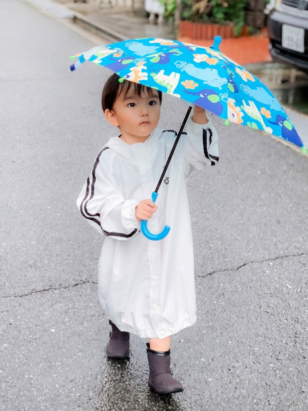 「男の子、キッズコーデ、雨の日コーデ、雨の日スタイル、長靴、レインブーツ、レインコート、カッパ、傘、傘スタイル、プチプラ、プチプラコーデ」｜「BABYDOLLのアイテム（レインコート/ポンチョ、ホワイト系）」を使った、tsukasaさん（キッズ・90cm）の秋コーディネートの1枚目の写真