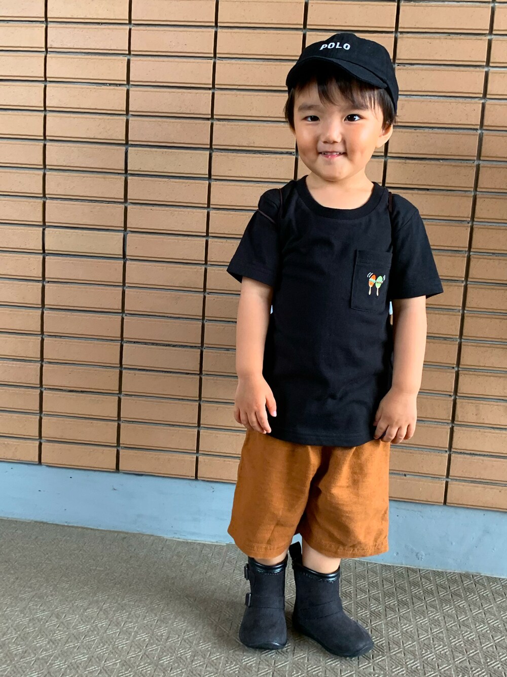 「キャップ、黒Tシャツ、ブラウンパンツ、ハーフパンツ、長靴、レインブーツ、男の子、キッズコーデ、プチプラ、プチプラコーデ、西松屋、バースデイ、ハチさん、リュック」｜「しまむらのアイテム（キャップ、ブラック系）」を使った、tsukasaさん（キッズ・90cm）の秋コーディネートの1枚目の写真