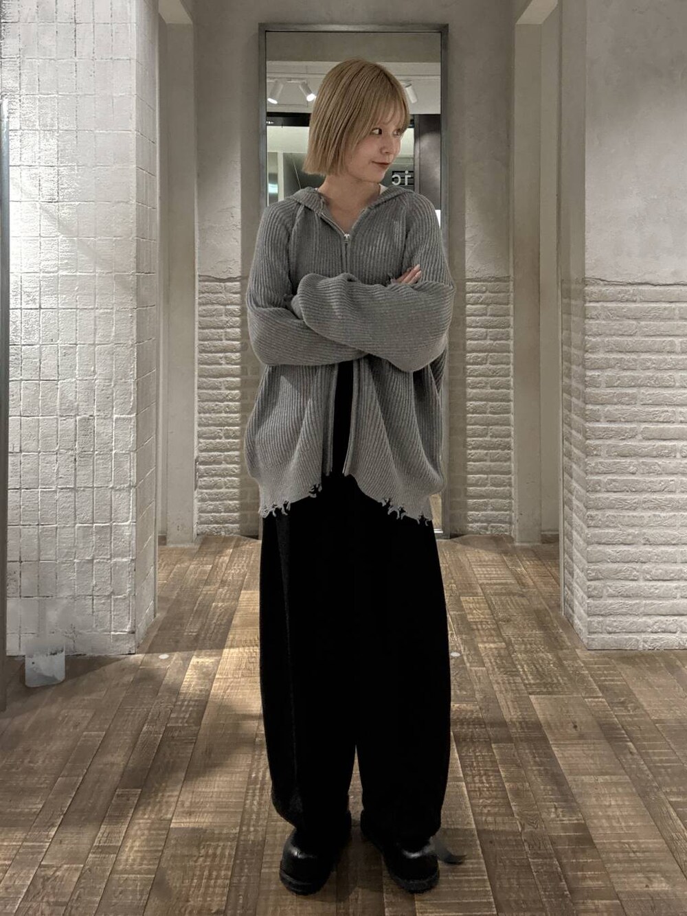 ブラック系のその他シューズ、ブラック系のスウェットパンツ、グレー系のパーカーを着用したレディースの秋コーディネートの1枚目の写真