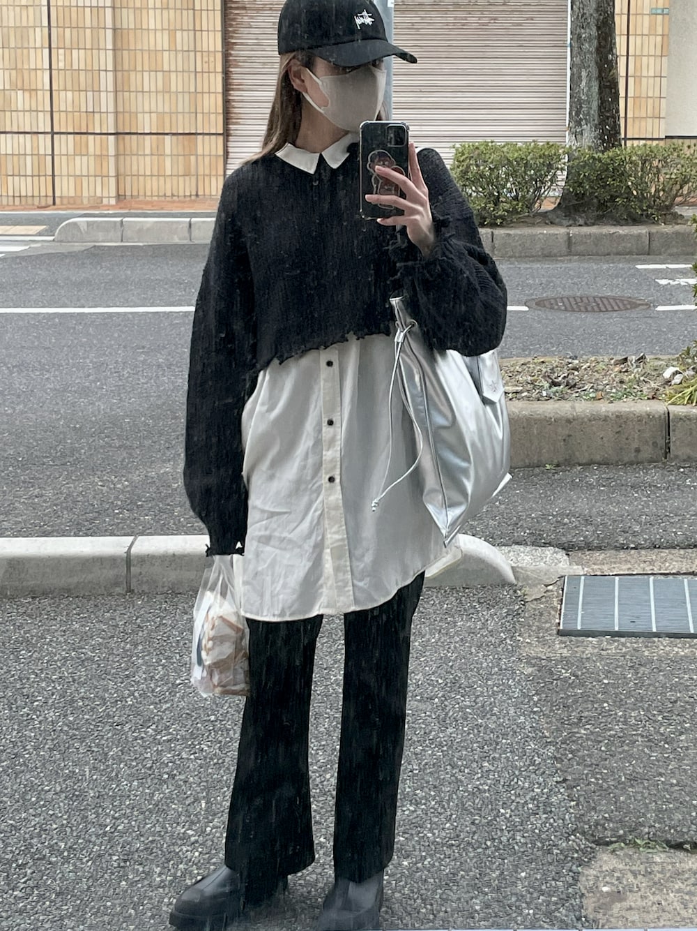 「stussy、WHO’S WHO gallery、JEANASiS、converse、モノトーンコーデ、ブラックコーデ、ストリート」｜「STUSSYの(STUSSY)ストックロープロキャップ（キャップ、ブラック系）」を使った、goessmeowさん（レディース・162cm）の春コーディネートの1枚目の写真