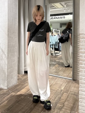 「JEANASIS（ジーナシス）のナイロンWポケットボディBAG/128576（ショルダーバッグ、ブラック系）」を使った、おはさん（レディース）の春コーディネート