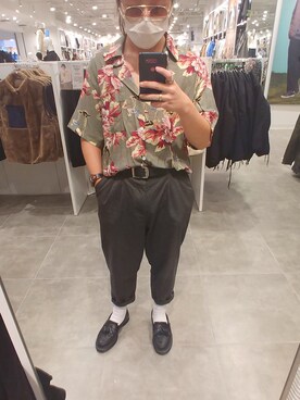 「H&M（エイチ・アンド・エム）のアイテム（スラックス）」を使った、Spencer Cheungさん（メンズ・170cm）の春コーディネート