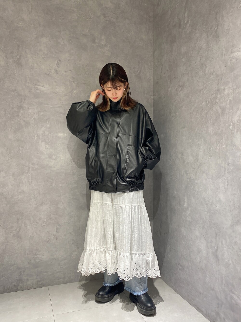 「レザージャケット、レザー、ブルゾン、ワンピース、ワンピースコーデ、ワンピース×デニム、デニム、デニムコーデ、wcloset、alleybywcloset、ブラックコーデ」｜「Alley by w closetの【2022S/S】【Alley】レースギャザーワンピース（ワンピース、ホワイト系）」を使った、shinoharakiyokaさん（レディース・162cm）の冬コーディネートの1枚目の写真
