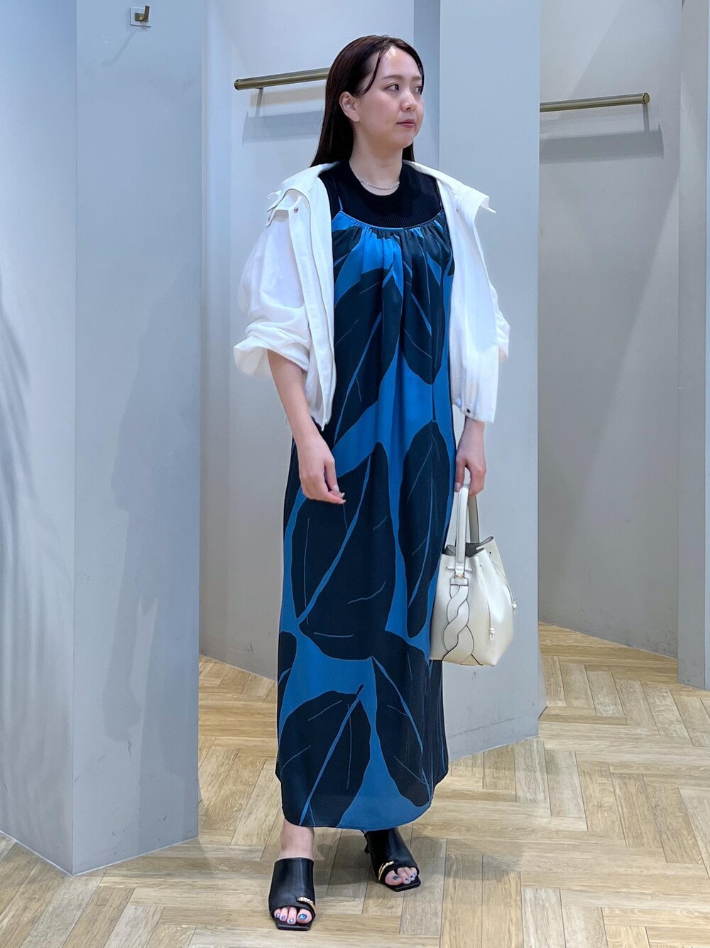 「初夏コーデ、夏コーデ、お出かけコーデ、旅行コーデ、女子会コーデ、大人カジュアル、スカートスタイル、ROPÉ、ウェーブ、イエベ秋、混合、トップス、ニット/セーター、ジャケット/アウター、ブルゾン」｜「ROPE'のメタルポイントミュールサンダル（サンダル、ブラック系）」を使った、MIYUKIさん（レディース・164cm）の春コーディネートの1枚目の写真