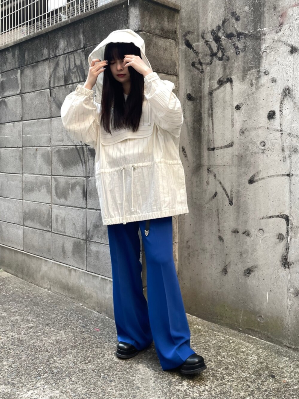 ブルー系のスラックス、その他のマウンテンパーカーを着用したレディースの春コーディネートの2枚目の写真