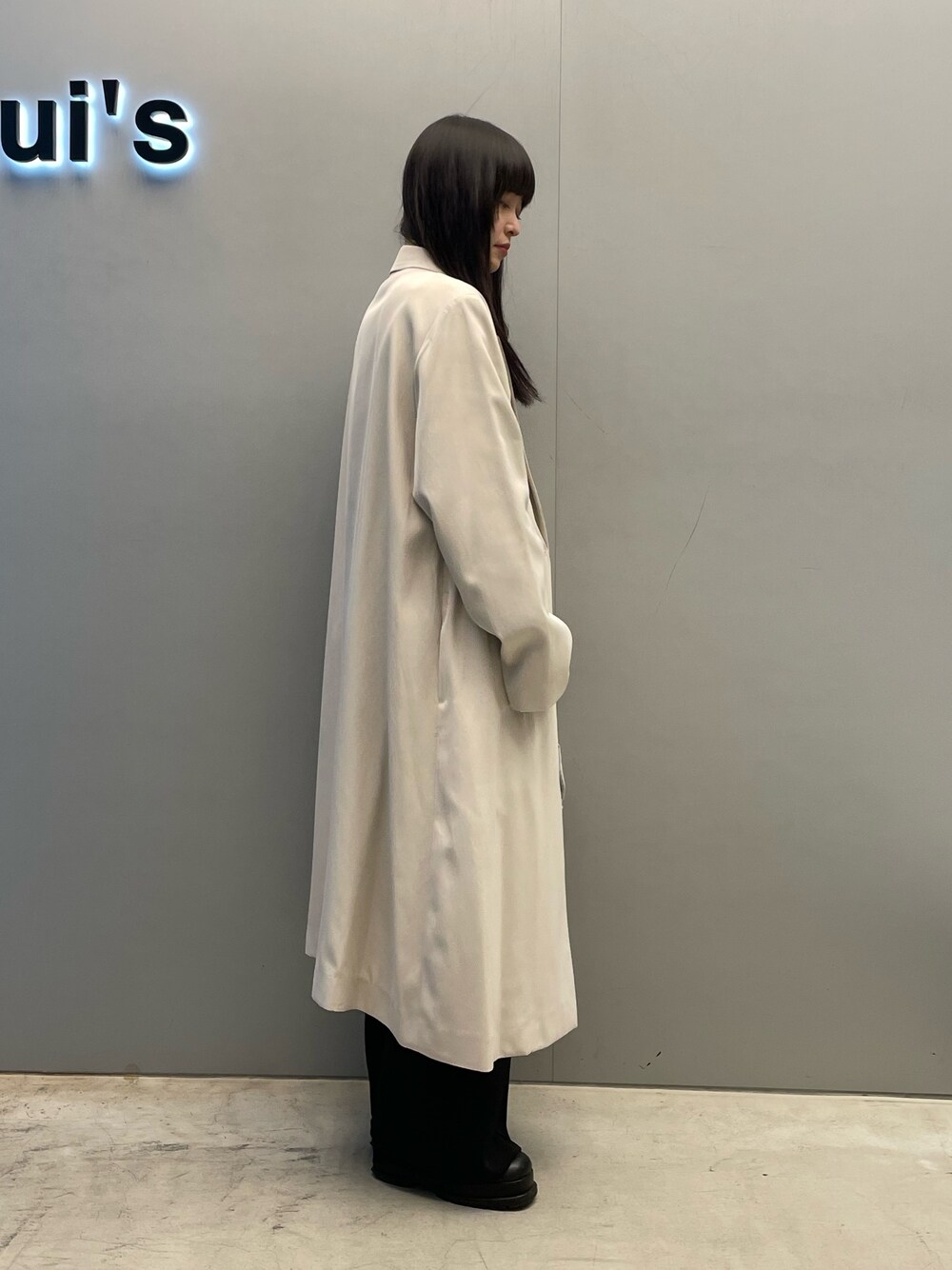 ベージュ系のチェスターコート、ホワイト系のトートバッグを着用したレディースの春コーディネートの3枚目の写真