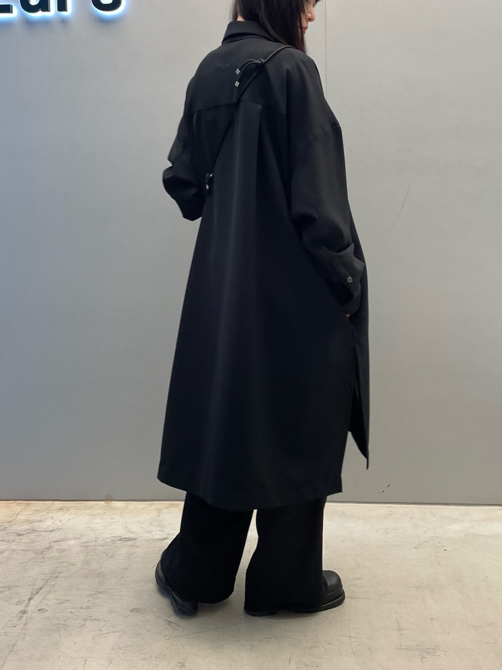 ブラック系のバッグ、ブラック系のシャツ/ブラウスを着用したレディースの春コーディネートの2枚目の写真