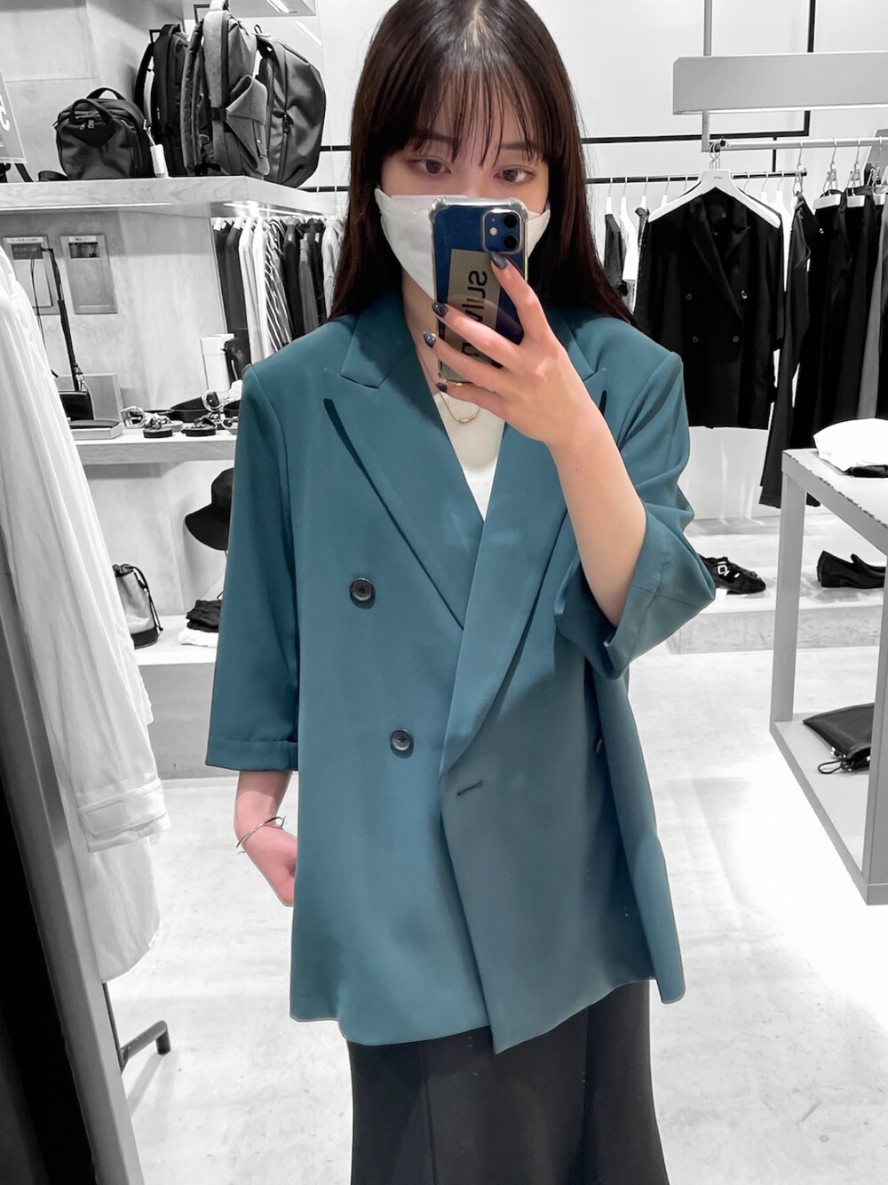 グリーン系のテーラードジャケットを着用したレディースの春コーディネートの2枚目の写真