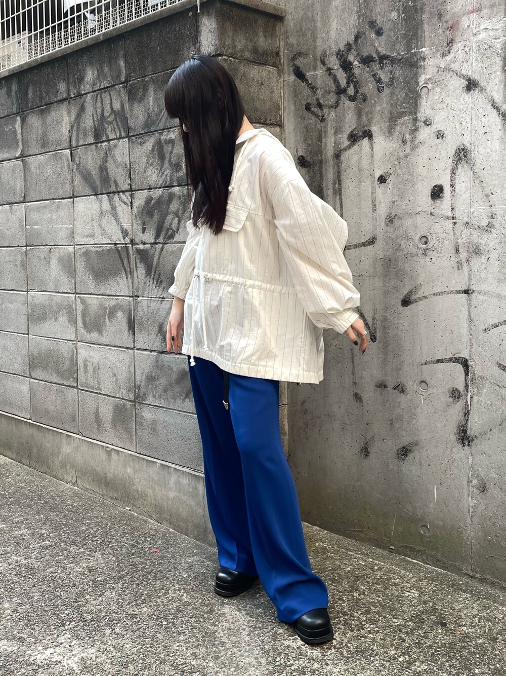 ブルー系のスラックス、その他のマウンテンパーカーを着用したレディースの春コーディネートの3枚目の写真