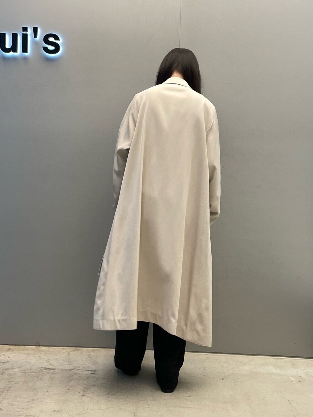 ベージュ系のチェスターコート、ホワイト系のトートバッグを着用したレディースの春コーディネートの4枚目の写真