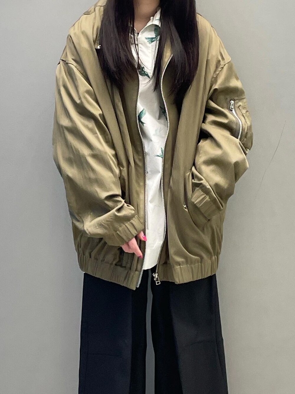 「アウター、ブルゾン、ブルゾンコート、シリス、Lui's、ルイス(Lui's)、ジップ、zipper、ハルアウター、春コーデ、春アウター、おしゃれさんと繋がりたい、カーキ、カーキアウター、カーキコーデ」｜「Lui'sの【SILLIS / シリス】 ビッグMA-1（MA-1、グリーン系）」を使った、Lilyeeさん（レディース・157cm）の春コーディネートの2枚目の写真