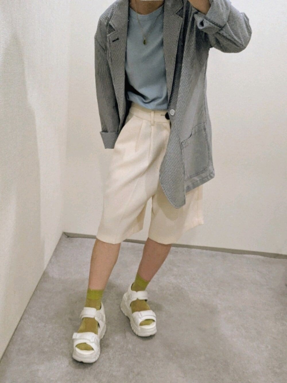 「レディースファッション、レギュラー、スタッフ、メンズアイテム、ハーフパンツ、休日スタイル」｜「nissenの吸汗速乾ストレッチシアサッカーテーラードジャケット（セットアップ可能）（ジャケット/アウター、グレー系）」を使った、hiyoco21さん（レディース・155cm）の夏コーディネートの1枚目の写真