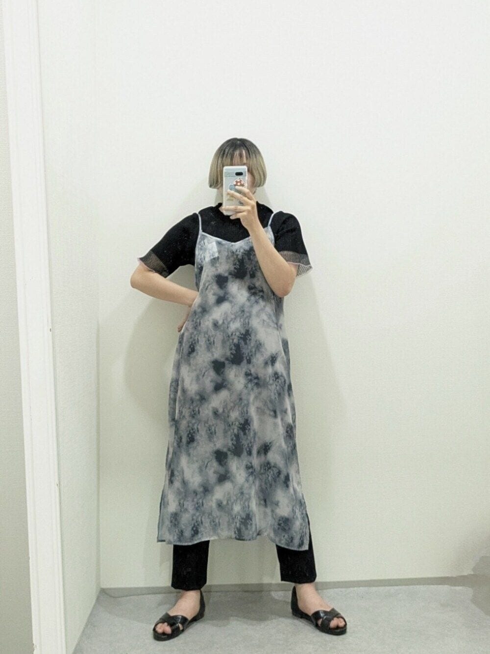 「大きいサイズレディースファッション、レギュラー、スタッフ、キャミワンピ、モノトーン、夏コーデ、大人可愛い」｜「7days Life Stylingのサラサラ裏メッシュ綿混ストレッチドロストジョガーパンツ（接触冷感・吸汗速乾・ストレッチ・UVカット）（その他パンツ、ブラック系）」を使った、hiyoco21さん（レディース・155cm）の夏コーディネートの1枚目の写真