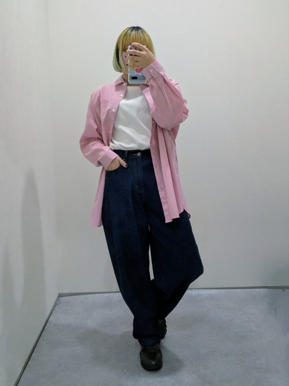 「レディースファッション、スタッフ、レギュラー、春コーデ、かわいい、20代、骨格ストレート、お出かけコーデ、デニムパンツ、25春イベントコーデ」｜「nissenのオーバーサイズブロードレギュラーシャツ（UVカット・イージーケア）＜大きいサイズ有＞（シャツ/ブラウス、ピンク系）」を使った、hiyoco21さん（骨格ストレート・レディース・155cm）の冬コーディネートの1枚目の写真