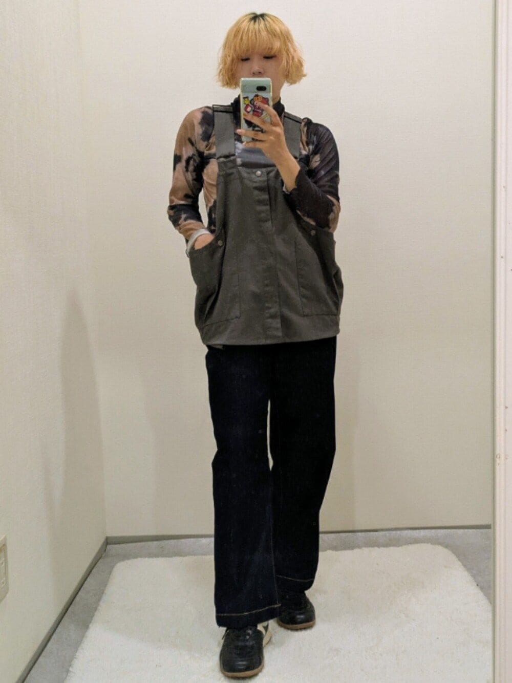 ブルー系のパンツ、グレー系のベスト、ブラウン系のワンピースを着用したレディースの夏コーディネートの1枚目の写真