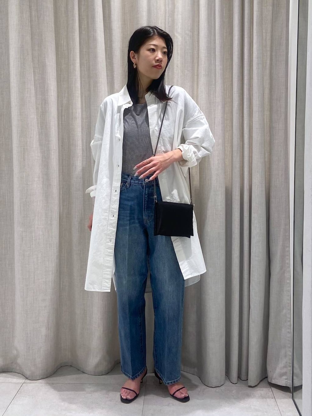 「カジュアル、高身長、ラフ、BABYLONE、シャツ、シャツワンピース、ワンピース、ハンサム、デニムパンツ、春コーデ、きれいめカジュアル」｜「BABYLONEの【Blue orb】Crossbody BAG（ショルダーバッグ、ブラック系）」を使った、babylonemizuhoさん（レディース・166cm）の春コーディネートの1枚目の写真