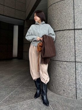 「アイテム（ショルダーバッグ、イエロー系）」を使った、Mila Owenさん（レディース・163cm）の冬コーディネート