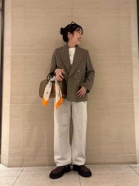 「アイテム（バンダナ/スカーフ）」を使った、Mila Owenさん（レディース・155cm）の秋コーディネート