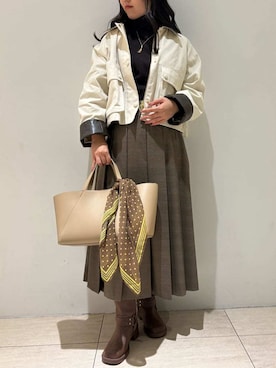 「アイテム（ミリタリージャケット）」を使った、Mila Owenさん（レディース・161cm）の秋コーディネート