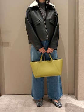 「アイテム（イヤリング）」を使った、Mila Owenさん（レディース・169cm）の秋コーディネート