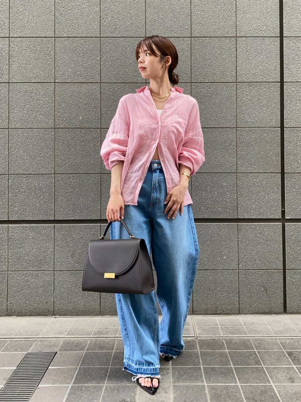 「シャツブラウス、ストレートパンツ、デニムパンツ、ワイドパンツ、デニム、リネン、高身長コーデ、デートコーデ、休日、BBQ、大人カジュアル、女子会、ウォッシャブル、骨格ナチュラル」｜「Mila Owenの【USAGI ONLINE・ZOZO限定カラー】フレンチリネンオーバーサイズシャツ（シャツ/ブラウス、ピンク系）」を使った、Mila Owenさん（レディース・158cm）の春コーディネートの1枚目の写真