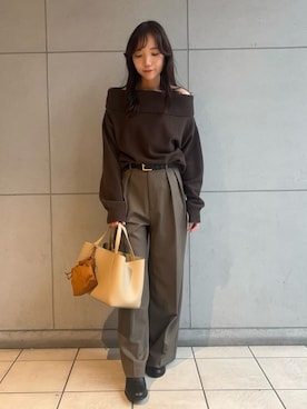 「アイテム（チャーム）」を使った、Mila Owenさん（レディース・159cm）の秋コーディネート