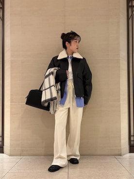 「アイテム（ストール/ショール）」を使った、Mila Owenさん（レディース・155cm）の秋コーディネート