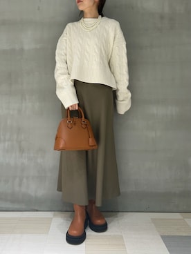 「秋先取りコーデ」｜「アイテム（アクセサリー）」を使った、Mila Owenさん（レディース・159cm）の冬コーディネート