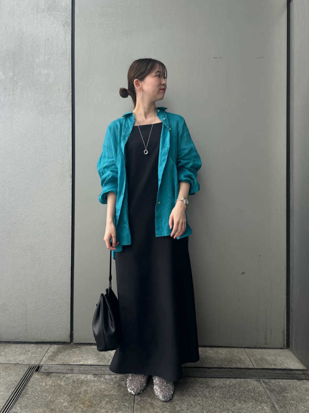 「キャミワンピース、リネン、低身長コーデ、大人カジュアル、ウォッシャブル、骨格ウェーブ」｜「Mila Owenの【USAGI ONLINE・ZOZO限定カラー】フレンチリネンオーバーサイズシャツ（シャツ/ブラウス、ブルー系）」を使った、Mila Owenさん（レディース・153cm）の春コーディネートの1枚目の写真