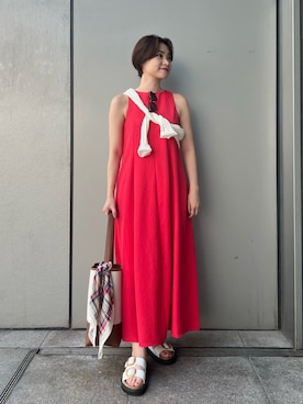 「アイテム（バンダナ/スカーフ）」を使った、Mila Owenさん（レディース・165cm）の夏コーディネート