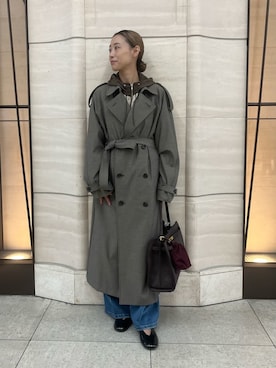 「アイテム（トレンチコート）」を使った、Mila Owenさん（レディース・158cm）の秋コーディネート
