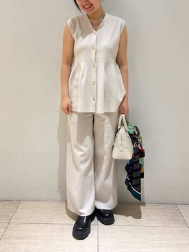 「Mila Owen（ミラオーウェン）のペプラムデザインＶネックベスト（ニット/セーター、ホワイト系）」を使った、Mila Owenさんの春コーディネート