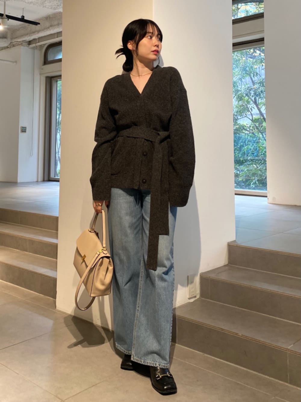 「デニムパンツ、セットアップ、カーディガン、ニット、高身長コーデ、デートコーデ、休日、大人カジュアル、女子会」｜「Mila OwenのニットカーディガンスカートSET（ワンピース、グレー系）」を使った、Mila Owenさん（レディース・163cm）の冬コーディネートの1枚目の写真