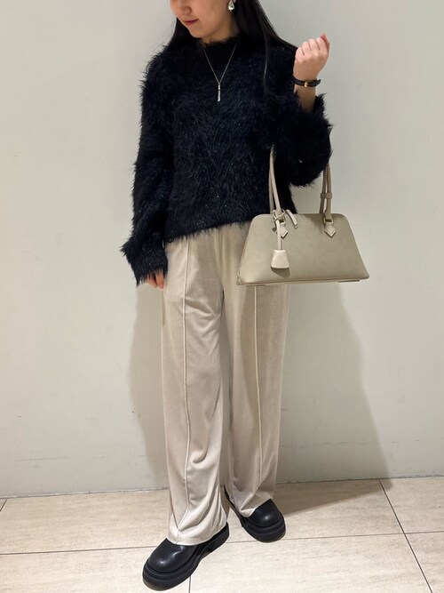 Mila OwenMila Owenさんのムートンコートを使ったコーディネート
