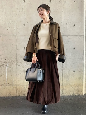 「アイテム（ミリタリージャケット）」を使った、Mila Owenさん（レディース・158cm）の秋コーディネート