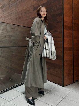 「アイテム（トレンチコート）」を使った、Mila Owenさん（レディース・156cm）の秋コーディネート