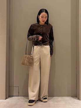 「アイテム（モカシン/デッキシューズ）」を使った、Mila Owenさん（レディース・151cm）の冬コーディネート