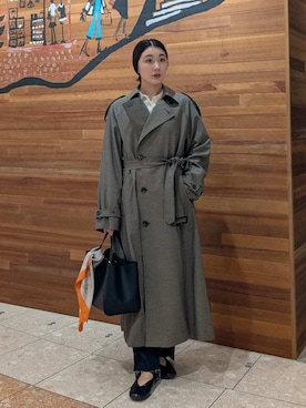 「アイテム（トレンチコート）」を使った、Mila Owenさん（レディース・156cm）の秋コーディネート