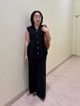 「Mila Owen（ミラオーウェン）のペプラムデザインＶネックベスト（ニット/セーター、ブラック系）」を使った、Mila Owenさんの春コーディネート