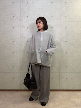 「アイテム（チェスターコート）」を使った、Mila Owenさん（レディース・160cm）の秋コーディネート