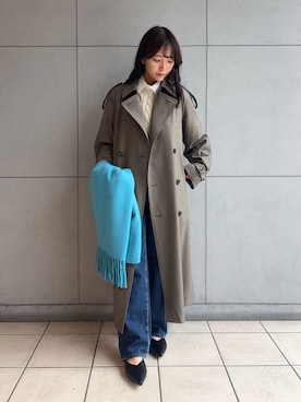 「アイテム（トレンチコート）」を使った、Mila Owenさん（レディース・159cm）の秋コーディネート