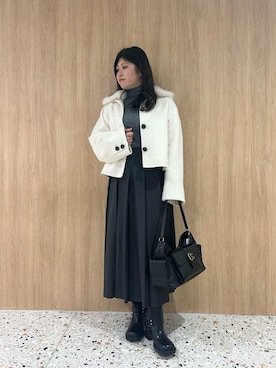 「アイテム（チェスターコート）」を使った、Mila Owenさん（レディース・157cm）の秋コーディネート