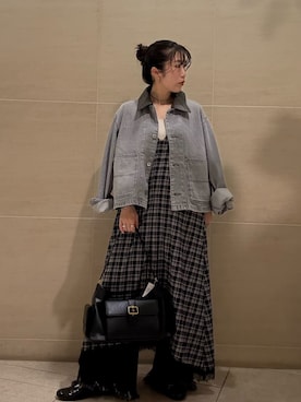 「アイテム（チューブトップ）」を使った、Mila Owenさん（レディース・155cm）の秋コーディネート