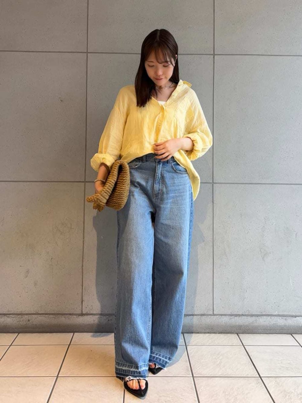「商品紹介、シャツブラウス、デニムパンツ、リネン、休日、BBQ、大人カジュアル、女子会、ウォッシャブル、撥水、骨格ウェーブ」｜「Mila Owenの【USAGI ONLINE・ZOZO限定カラー】フレンチリネンオーバーサイズシャツ（シャツ/ブラウス、イエロー系）」を使った、Mila Owenさん（レディース・159cm）の春コーディネートの1枚目の写真
