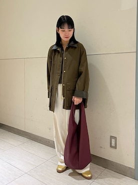 「アイテム（ミリタリージャケット）」を使った、Mila Owenさん（レディース・156cm）の秋コーディネート