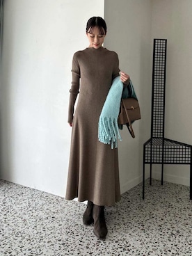 「アイテム（ストール/ショール）」を使った、Mila Owenさん（レディース・158cm）の秋コーディネート