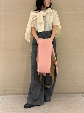 「アイテム（ストール/ショール）」を使った、Mila Owenさん（レディース・155cm）の秋コーディネート